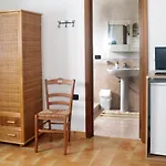 100 Mt Mare Oda ve Kahvaltı 3*